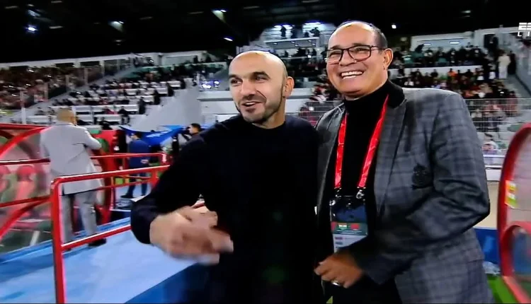 المدرب الوطني الركراكي يفاجئ بادو الزاكي بعد انتهاء مبارة المغرب والنيجر