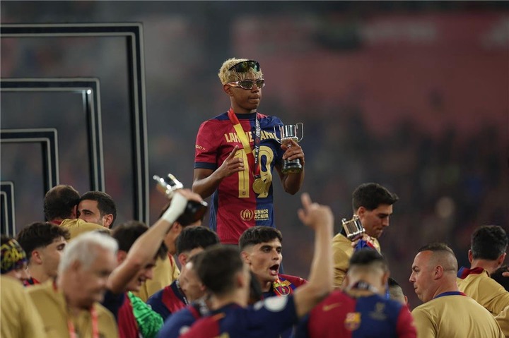 الاعب امين جمال يثير الجدل بسبب تصرفه مع ملك إسبانيا