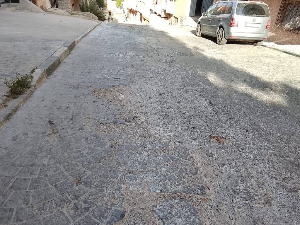 شارع بحي خندق الرزبوح ينتظر الإصلاح منذ أكثر من ثلاثة عقود