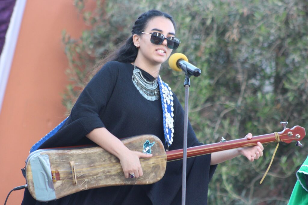 إجو بوالجاوي.. شابة تُحيي فن كناوة على إيقاعات “الكمبري”