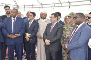 بمناسبة الاحتفال بالذكرى الخمسين للمسيرة الخضراء المظفرة، أشرف يوم الأربعاء 5 نونبر 2025، عامل إقليم طاطا، السيد محمد باري، على إعطاء الانطلاقة الرسمية لأشغال إصلاح الطريق غير المصنفة بجماعة تيسينت، في إطار مشروع يندرج ضمن برنامج إعادة تأهيل المناطق المتضررة من الفيضانات برسم الفترة 2024-2026.

ويهدف المشروع إلى تحسين ربط الدواوير المجاورة بالخدمات الأساسية، خاصة دواوير آيت ويران، بني موسى، الزاوية، أقا نايت سيدي وتنزيضا، التي يقدر عدد سكانها الإجمالي بحوالي 2800 نسمة، مع ضمان سلامة مرور المواطنين وتحسين انسيابية حركة السير.

وتبلغ الكلفة الإجمالية لأشغال الإصلاح 6.754.721,52 درهم، بتمويل من صندوق مكافحة الكوارث الطبيعية، فيما تمتد مدة إنجاز الأشغال ثمانية أشهر. وتشمل تدخلات المشروع تهيئة الطريق، تقوية البنية الأرضية، وتصريف مياه الأمطار، بما يعزز استدامة البنية الطرقية وقدرتها على مواجهة ظروف الطقس القاسية.

وشهد حفل الإطلاق حضور الكاتب العام للعمالة، ورئيس المجلس الإقليمي، والنواب البرلمانيين مصطفى تاضومانت وحسن التابي، إضافة إلى رئيس المجلس الجماعي مبارك ادعمار، وممثل الساكنة نورالدين عيطي، وعدد من المنتخبين ورؤساء المصالح الخارجية والشخصيات المدنية والعسكرية، ما يعكس الاهتمام الكبير للمسؤولين المحليين والجهويين بالمشاريع التنموية المستدامة.

ويأتي هذا المشروع في سياق استراتيجية متكاملة لتعزيز البنية التحتية بالعالم القروي، ويدل على الجهود الملموسة للإقليم لتنمية المناطق النائية وتوفير ظروف معيشية أفضل للسكان، انسجاماً مع التوجيهات الملكية السامية الرامية إلى دعم المناطق المتضررة من الكوارث الطبيعية وتعزيز التنمية المجالية المستدامة.

ويعتبر إصلاح الطريق غير المصنفة بجماعة تيسينت خطوة أساسية نحو فك العزلة عن هذه التجمعات السكانية، وتشجيع النشاط الاقتصادي المحلي، إضافة إلى تعزيز الأمن والسلامة الطرقية، وتحسين الوصول إلى المرافق التعليمية والصحية والخدمات العمومية.