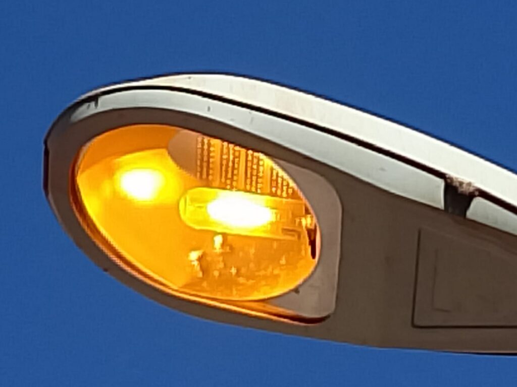 تبدير الطاقة الكهربائية بحربيل يستدعي تدخلاً عاجلاً لحماية المال العام