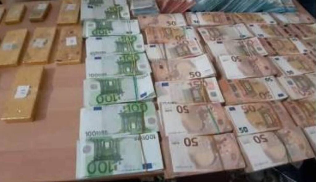 عملية نوعية بزايو: الجمارك تحجز 1.4 مليون يورو و2 كيلوغرام من الذهب