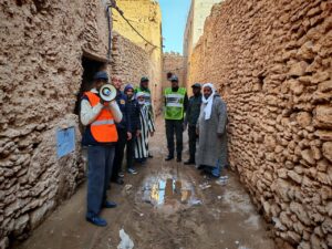 استنفار ميداني بإقليم طاطا لمواجهة أخطار الفيضانات

في إطار تعزيز الاستعداد لمواجهة المخاطر الطبيعية، تواصل السلطة المحلية بقيادة تسينت، دائرة فم أزكيد، تنفيذ تعليمات السيد عامل إقليم طاطا، وذلك استنادًا إلى المراسلتين رقم 3528 بتاريخ 12 دجنبر 2025، ورقم 3564 بتاريخ 15 دجنبر 2025، والمتعلقتين بالنشرة الإنذارية الجوية، والتي شددت على ضرورة اتخاذ الإجراءات الاحترازية ورفع درجة التأهب القصوى.

وتعمل السلطات المحلية على النزول الميداني وتنظيم حملات تحسيسية تستهدف المواطنين، لتوعيتهم بضرورة الابتعاد عن الأماكن الخطيرة، خاصة جنبات الأودية والمنازل المهجورة والآيلة للسقوط. كما شملت العمليات زيارات ميدانية للمؤسسات العمومية، من مدارس ومستوصفات ودور الأمومة، للتأكد من جاهزيتها، ولا سيما استقبال النساء الحوامل، وكذا التحقق من سلامة البنايات.

وتميزت هذه الحملات بتنسيق وثيق مع الجماعات الترابية، والدرك الملكي، والوقاية المدنية، حيث تضمنت بعدا إنسانيًا مهما، عبر الاقتراب من المواطنين، وطمأنتهم، والوقوف على احتياجاتهم اليومية خلال فترة موجة البرد القارس والأمطار الغزيرة التي تعرفها المنطقة.

ويأتي هذا الاستنفار الميداني تنفيذا صارما للتعليمات السامية لصاحب الجلالة الملك محمد السادس نصره الله، الرامية إلى الرفع من درجات التعبئة والاستعداد لمواجهة التداعيات المحتملة للتقلبات الجوية، حماية للمواطنين وتأمينًا لممتلكاتهم ومرافقهم الحيوية .