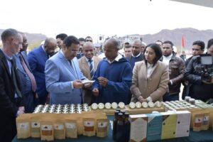 عامل إقليم طاطا يزور معرض المنتوجات التقليدية بفم زكيد ويشيد بالمبادرات المحلية