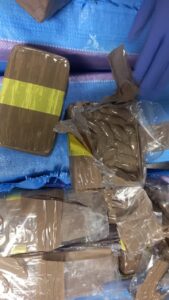 إحباط تهريب 818 كيلوغراماً من الشيرا بميناء الدار البيضاء وتوقيف سائق شاحنة