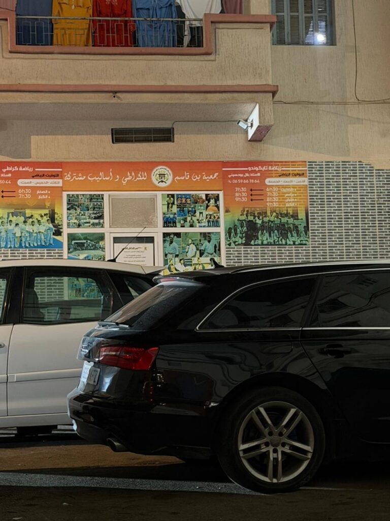 ساكنة حي العلوي بطنجة تصعد احتجاجها ضد نادي رياضي غير مرخص وتطالب والي الجهة بتدخل عاجل