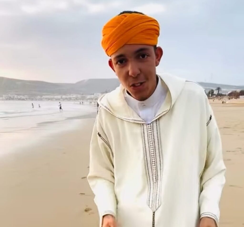 مطرب الحي… حين يصبح المحلي وطنيا